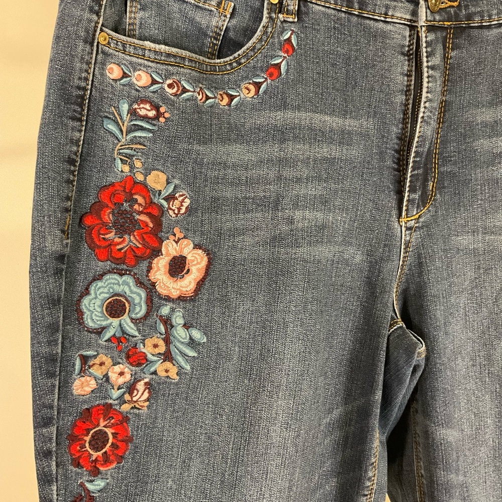 Vintage America Blues Straight Leg Bestie Jean with Floral Embroidery Plus Size - Picture 4 of 6